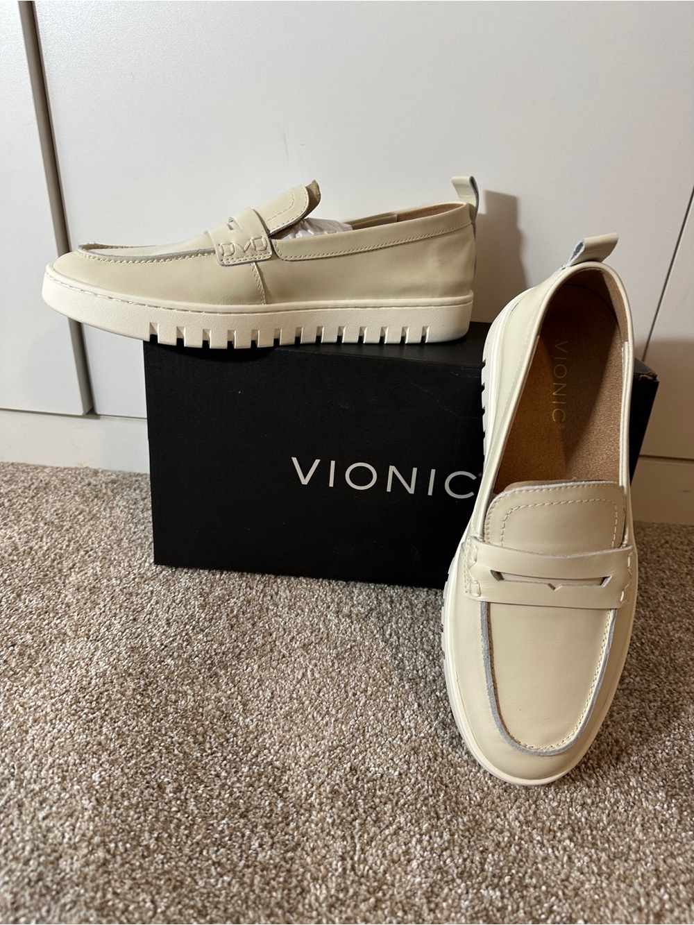 Vionic never worn- Uptown Leather Penny Loafers in Cream - Women